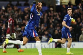 开云体育sports-切尔西困境，重返英超前四路途艰辛(英超切尔西02)